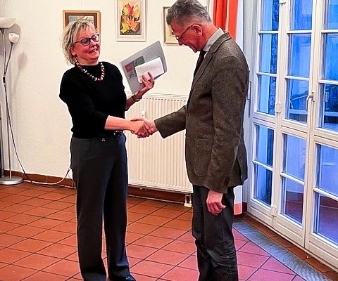 Frau Dr. Anke Schuster, Stellvertretende Vorsitzende gratuliert Herrn Thomas Krczal, Vorsitzender zu 30 Jahre AWO Mitgliedschaft