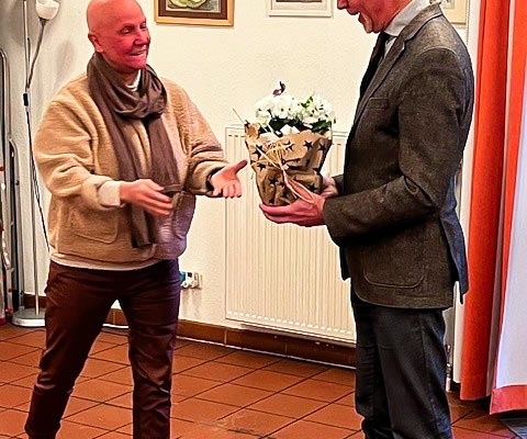 Ute Hildenbrand Bedankt sich bei TK für die gute Zusammenarbeit und gratuliert zur Wiederwahl als Vorsitzender (seit 2008)